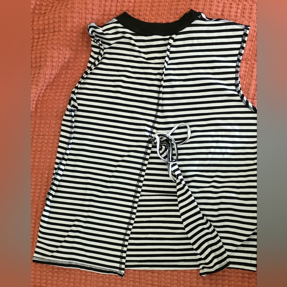 Split back top - Picture 3 of 3